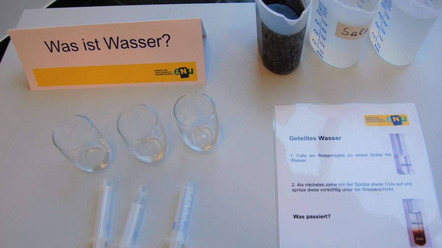 Experiment zum geteilten Wasser mit Reagenzglas, Salzwasser und Cola