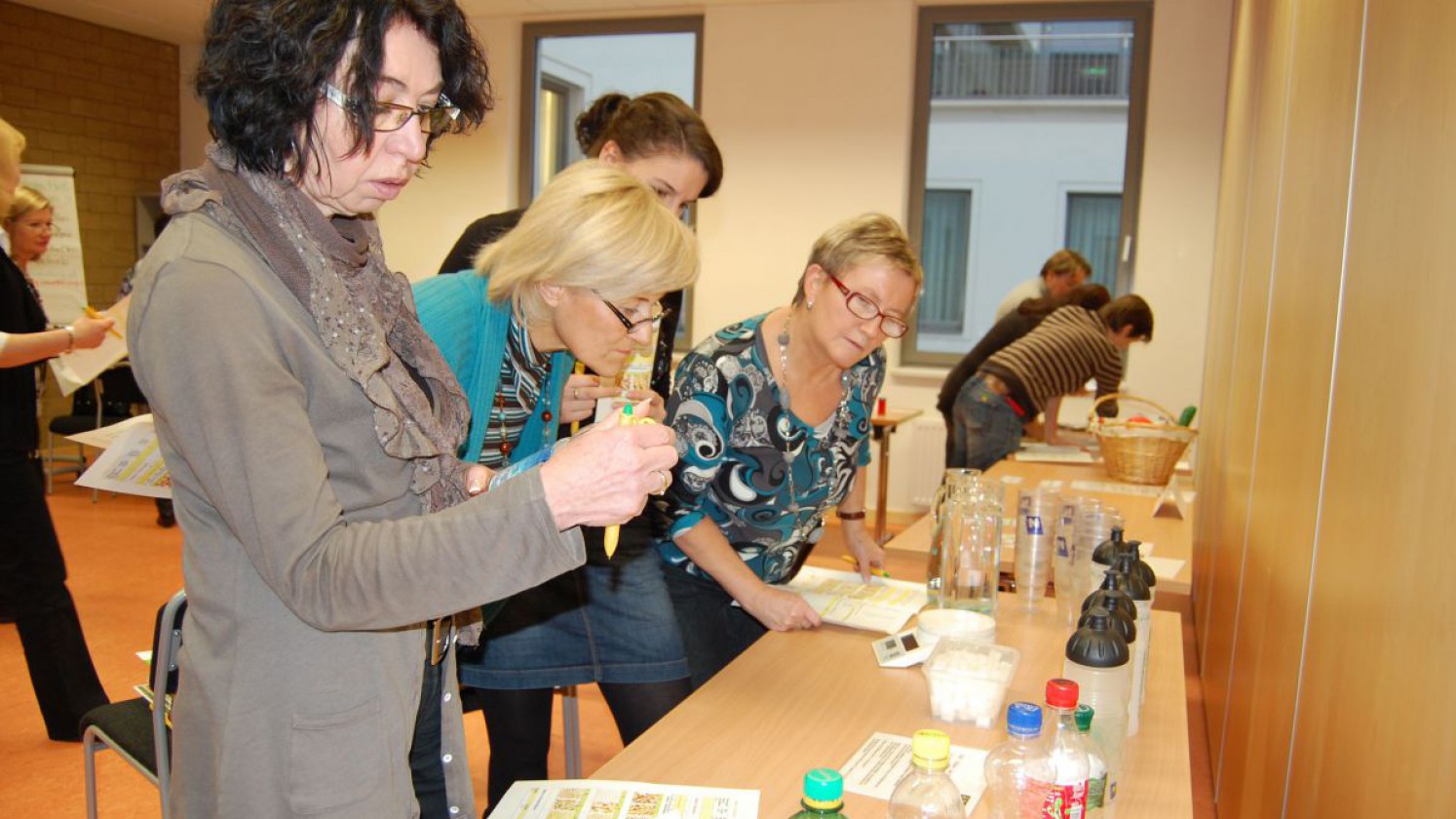 Pädagoginnen beim Ausprobieren der Experimente zum Workshop Lebensmittel anders erleben.